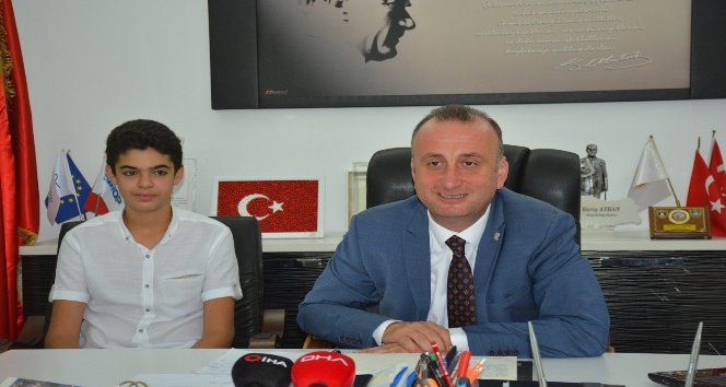 &quot;Her şey çok güzel olacak&quot; sloganının mimarı Berkay, Sinop Belediye Başkanı’nın misafiri oldu