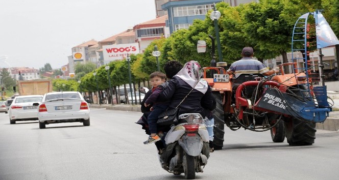 Motosiklet üzerinde tehlikeli yolculuk