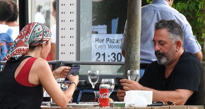 Cem Yılmaz’ın yaşlı hali Defne Samyeli’yi kahkahalara boğdu
