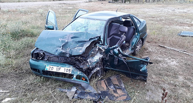 Sandıklı’da otomobil ile minibüs çarpıştı: 4 yaralı