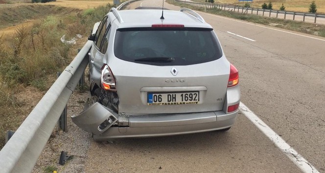 Otomobil bariyere çarptı: 2’si çocuk 4 yaralı