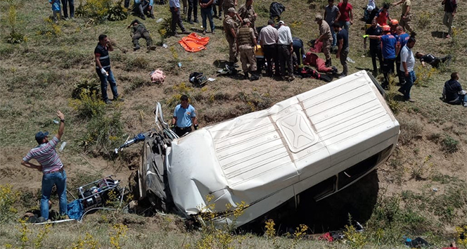 Van&#039;da göçmenleri taşıyan minibüs takla attı: 17 ölü, 50 yaralı