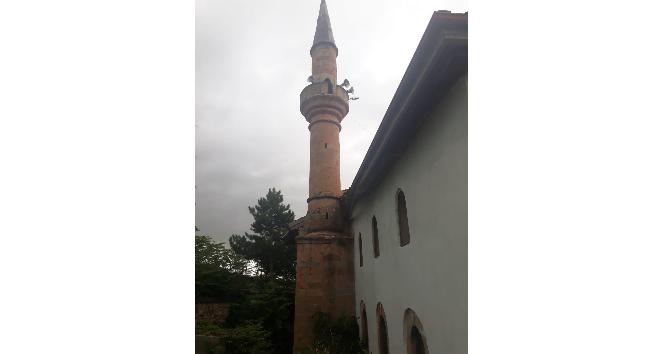 Hoparlör tamir eden imam minareden düştü