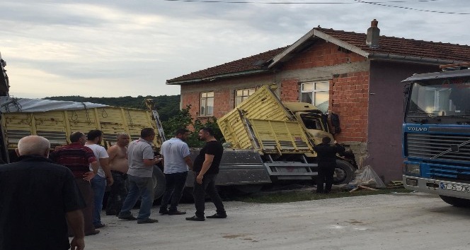 Kontrolünü kaybeden kamyon sürücüsü eve daldı