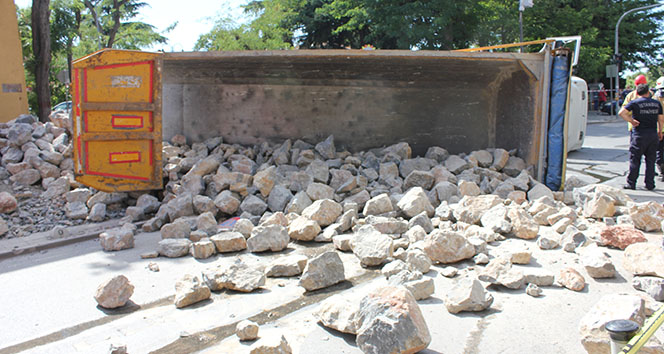 Üsküdar’da taş yüklü hafriyat kamyonu yola devrildi