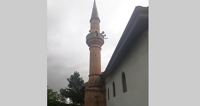 Hoparlör tamir eden imam minareden düştü