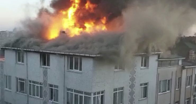 Ataşehir’de üç katlı apartmanın çatısı alev alev yandı