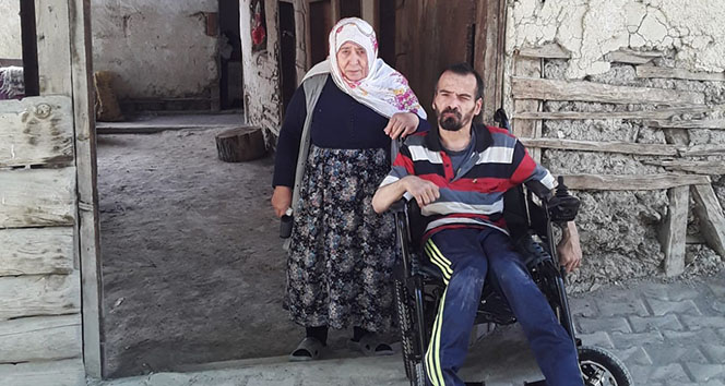 Engelli Tuncay&#039;ın akülü arabası bozulunca köy muhtarı sosyal medya hesabından yardım istedi