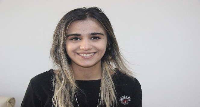 Çantası çalınan genç kız kapkaççıyı böyle kovaladı