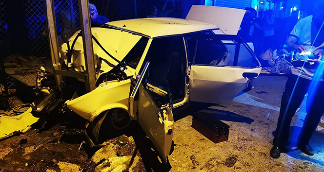 Otomobil elektrik direğine çarptı: 1 ölü, 6 yaralı