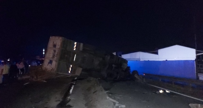 D-650 karayolunda tomruk yüklü kamyonet devrildi: 1 yaralı