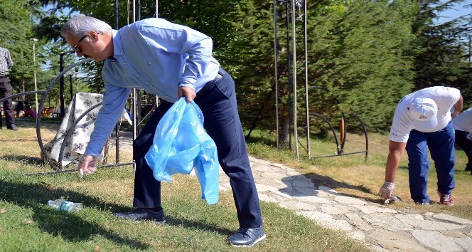 Vali, Belediye Başkanı ve çok sayıda vatandaştan çevre temizliği