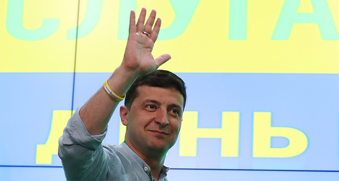 Ukrayna&#039;da genel seçimi de Zelenskiy kazandı