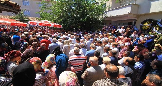 Edirne’deki kazada hayatını kaybeden aile toprağa verildi