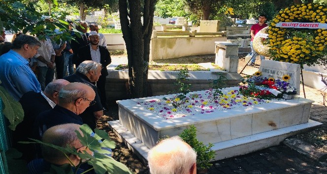 Gazeteci Örsan Öymen mezarı başında anıldı