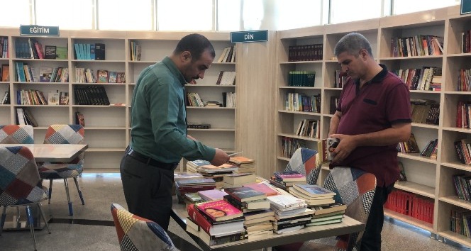İstanbul’dan Siirt’te 400 kitap gönderildi
