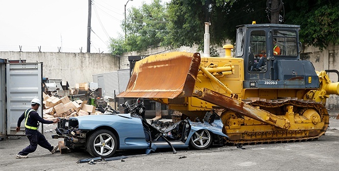 Filipinler'de ele geçirilen kaçak Ferrari imha edildi