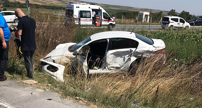 Arnavutköy’de iki araç kafa kafaya çarpıştı: 4 yaralı