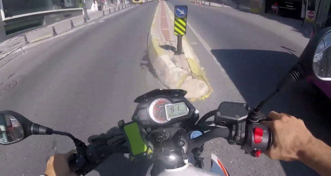 İstanbul’da otobüsü sollamak isteyen motosikletli gencin kazası kamerada