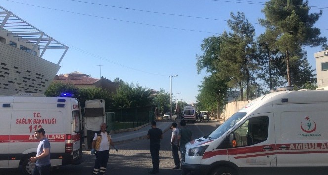Diyarbakır Yenişehir İlçe Emniyet Müdürlüğü Şehitler Polis Merkezi Amirliği önünde bekleyen zırhlı polis aracına kimliği belirsiz kişi veya kişiler tarafından el yapımı patlayıcı (EYP) ve silah ile saldırı düzenlendi. Saldırıda olay yerinden geçen 4 