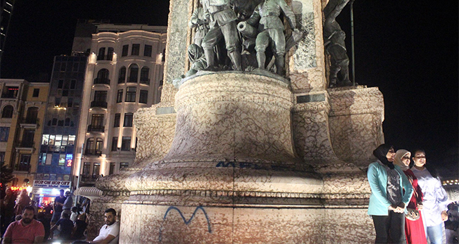 Taksim Cumhuriyet AnÄ±tÄ±'na sprey boyayla yazÄ± yazdÄ±lar