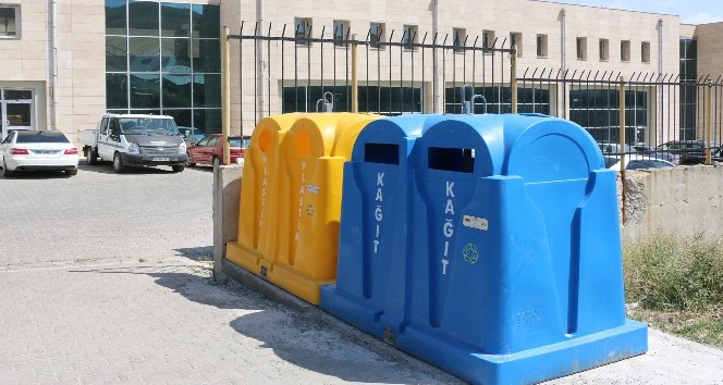 Bitlis’te çöp konteynerleri suni çimle kaplandı