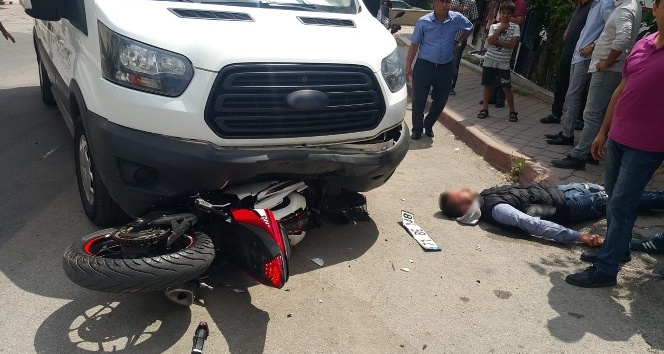 Motosiklet minibüsün altında kaldı, sürücüsü ağır yaralandı
