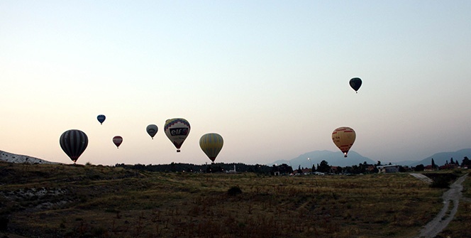 Beyaz cennet Pamukkale’yi balonlarla gün doğumu eşliğinde izliyorlar