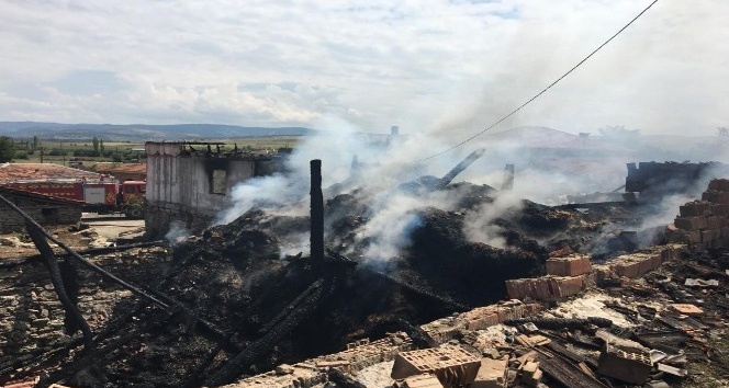Köy muhtarının evi yandı