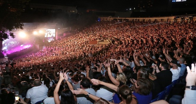 Ebru Gündeş 5 günde 28 bin kişiye şarkılarını söyledi