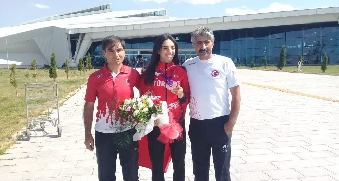 Avrupa 3’üncüsü Milli atlet Kars’ta çiçeklerle karşılandı