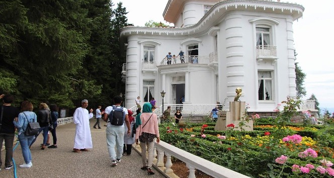 Atatürk Köşkü’nü ziyaret eden 4 kişiden biri yabancı