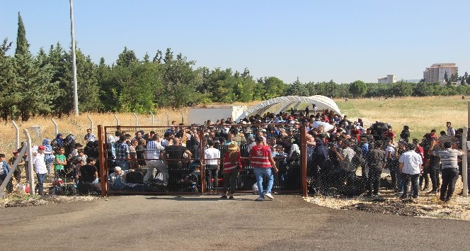 Sınır kapısında 40 derece sıcakta Suriyeli izdihamı