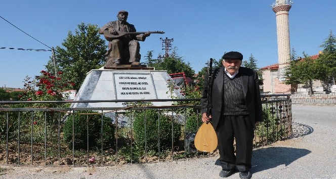 Hayranları köy meydanına yaşarken heykelini dikti