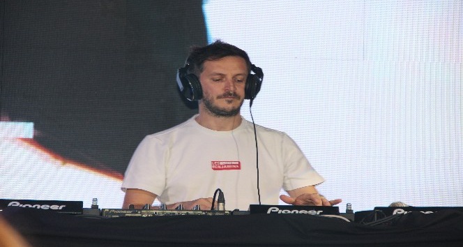 Ünlü Dj Burak Yeter: “Biz 2 saat eğlendiririz, kendini Dj sananlar 10 dakika eğlendirir”