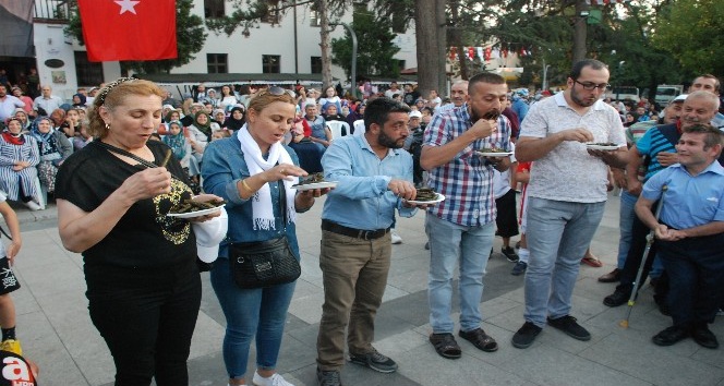 Zeytinyağlı dolma yemek için yarıştılar