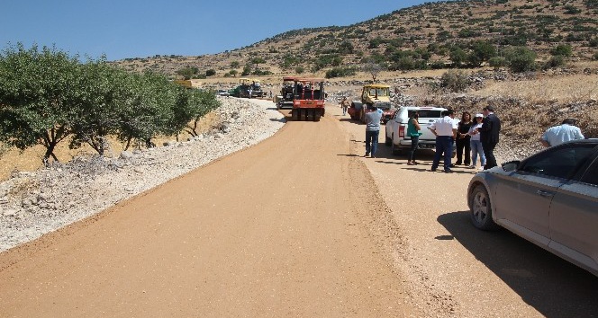 Kaymakam Şener köy yollarındaki asfalt çalışmalarını inceledi
