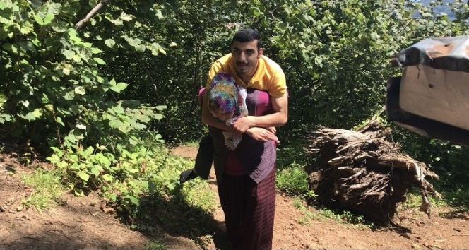 Engelli genç yolu olmayan evine annesinin sırtında gidiyor