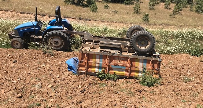 Ters devrilen traktör römorkunun altında kalarak hayatını kaybetti