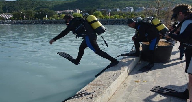Tavan Belediyesi, gönüllü dalgıçlarla Van Gölü’nü temizliyor