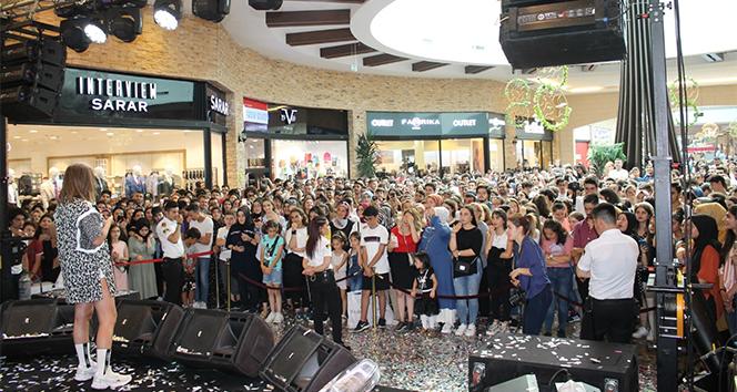 Şarkıcı Merve Özbey’den, Highway’de sevenlerine konser