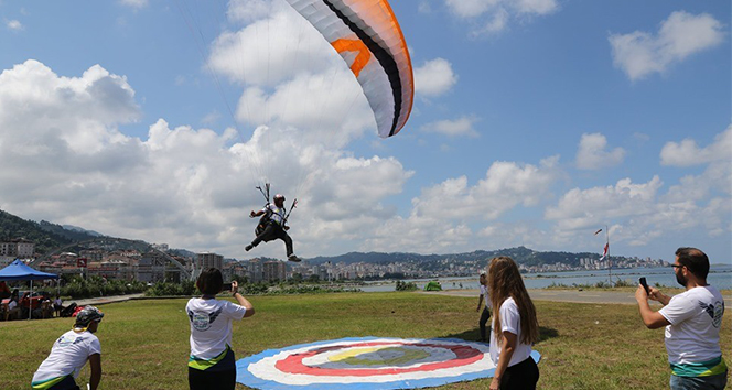 Yamaç paraşütü yapan turist kendini yarışmanın içinde buldu