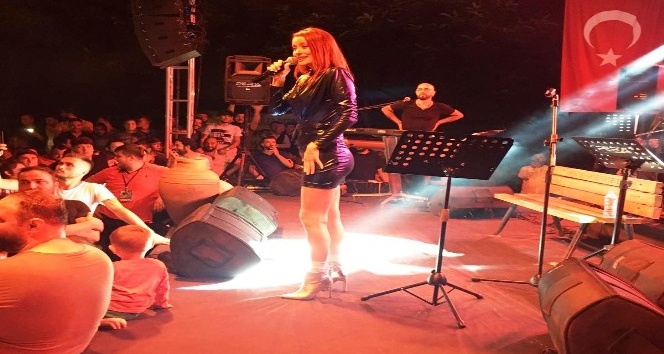 Sanatçı Elif Kaya memleketinde konser verdi