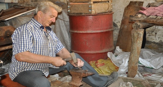 At sevgisini hukuk fakültesine tercih eden 62 yıllık nalbant ustası