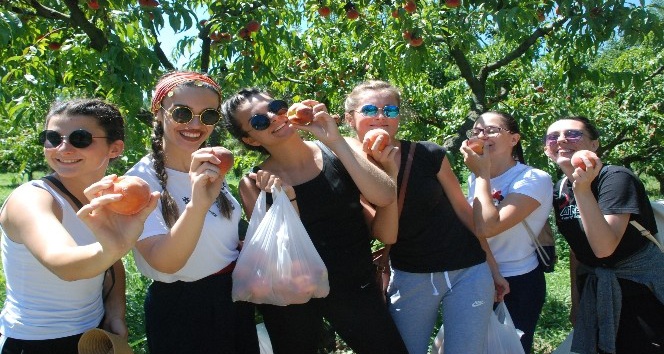 Bosna Hersekli öğrenciler hamur açtı, gözleme pişirdi