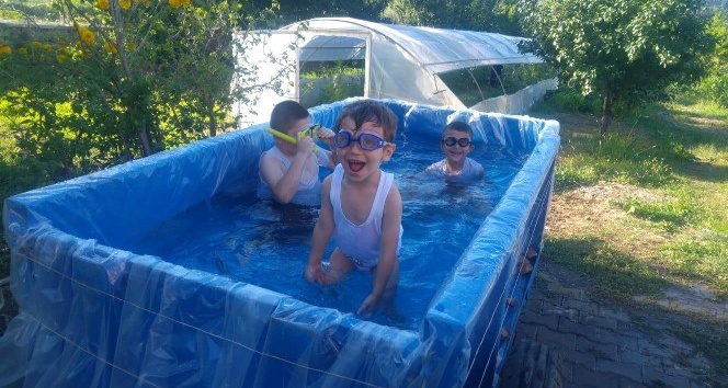 Çocukları için römorku havuza çevirdi