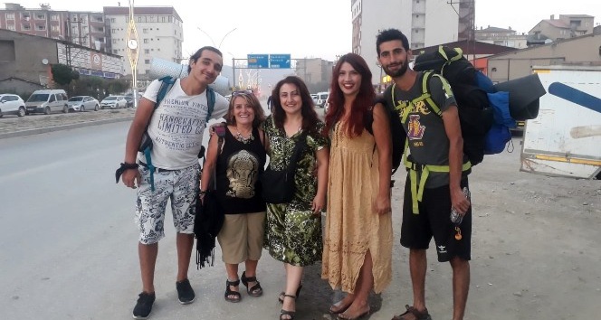 3 gezgin 53 gündür otostop yaparak Türkiye’yi geziyor