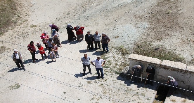 Telefonla konuşabilmek için cami minaresine çıkıyorlar