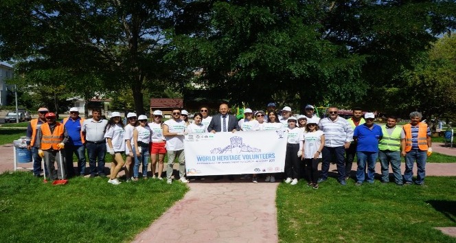 Dünyanın çeşitli ülkelerinden gelen gençler Nevşehir’de parkları temizledi