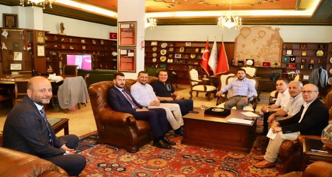 Ünlü sanatçı Mithat Körler, Belediye Başkanı Rasim Arı’yı ziyaret etti